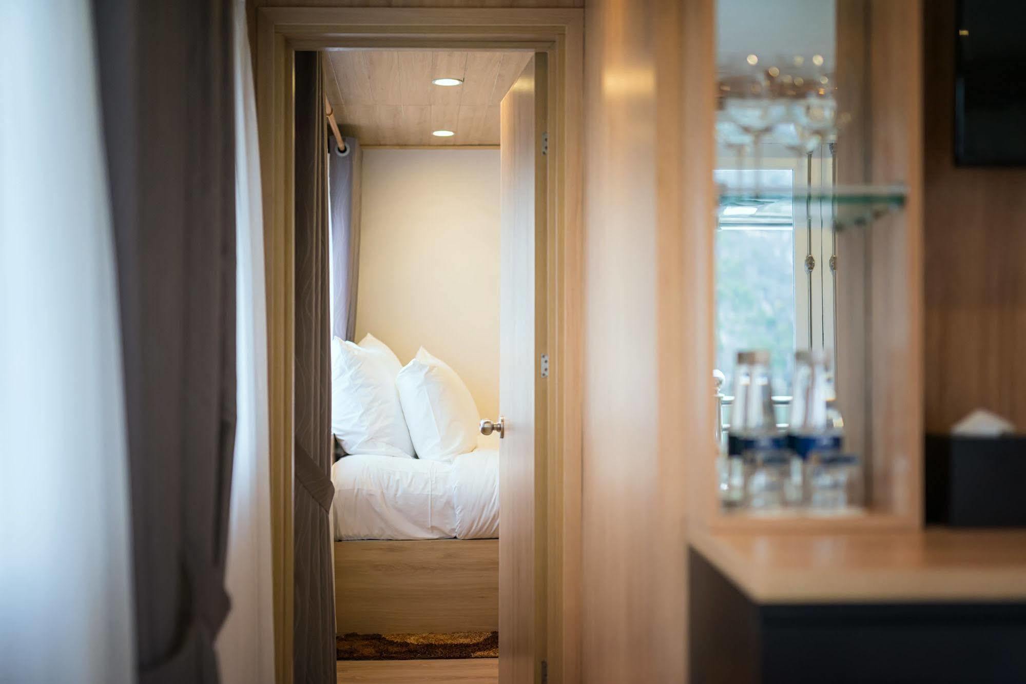La Vela Premium Cruise - Managed By Paradise Cruises Χα Λονγκ Εξωτερικό φωτογραφία
